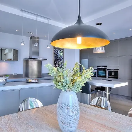 Beautiful With 5 Bedrooms * Binissafuller