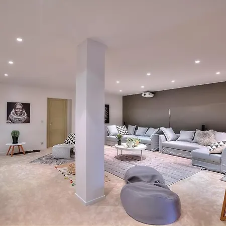 Casa vacanze Beautiful With 5 Bedrooms *